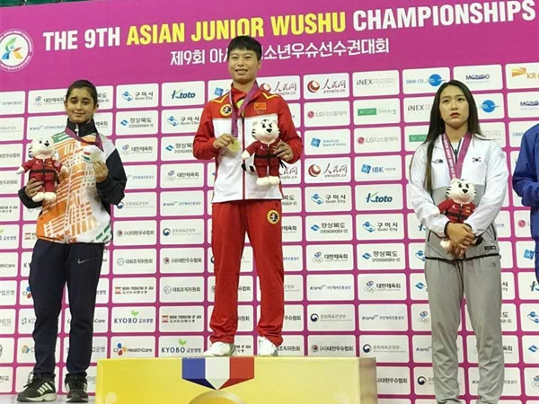 我馆学员罗敏（中）参加第九届亚洲青少年武术锦标赛荣获女子48公斤级散打冠军