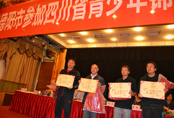 陈泰宏在2012年德阳市参加四川省青少年锦标赛获先进个人（左二）_副本.jpg