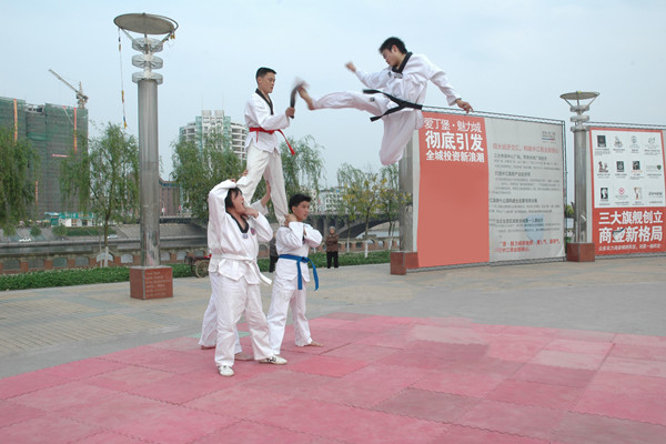 跆拳道——腾空转身横踢（李强国）111_副本.jpg